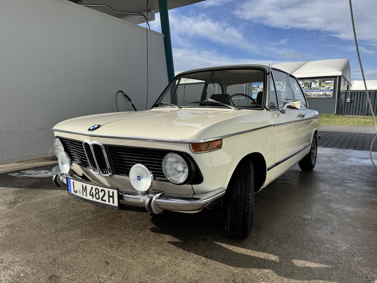 BMW 2002 an der Waschanlage, Himmel