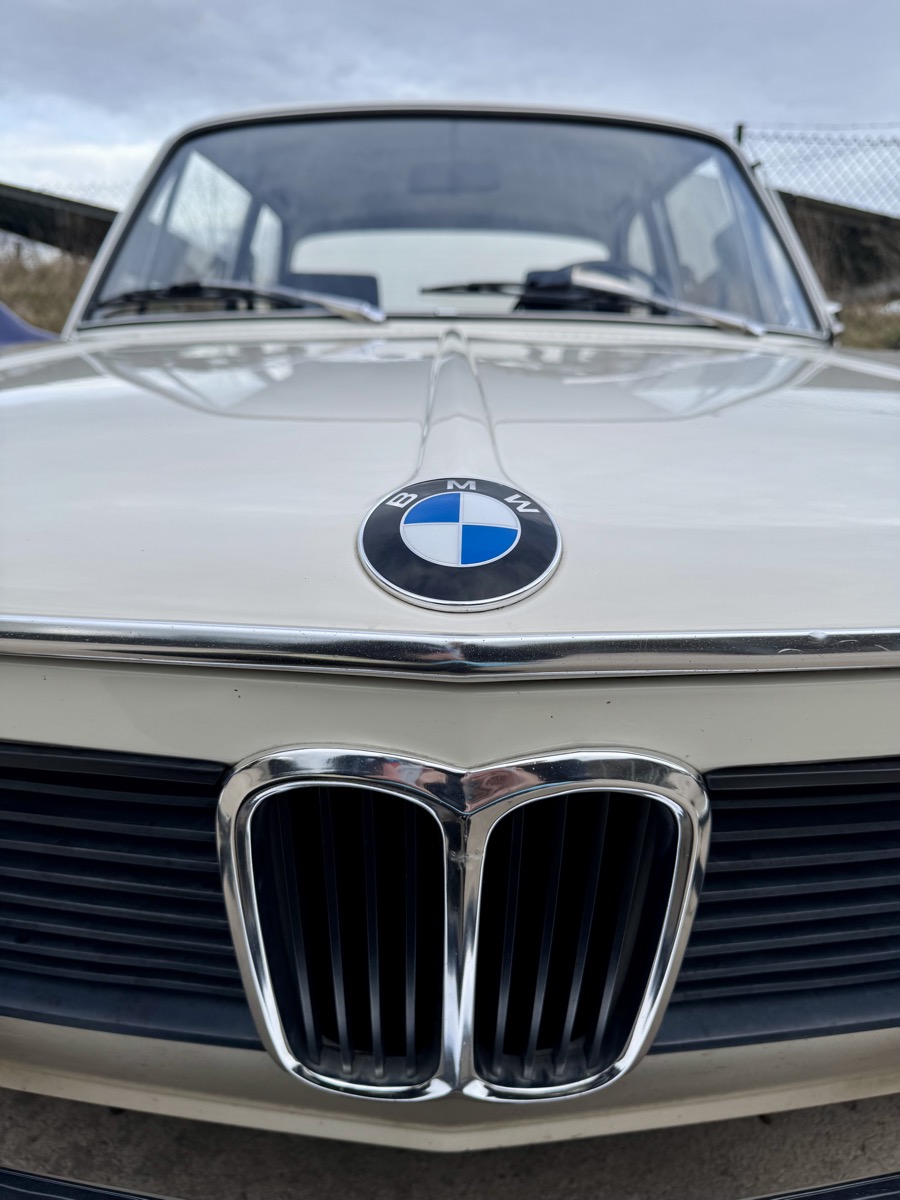 BMW 2002 Motorhaube von oben, dramatisch