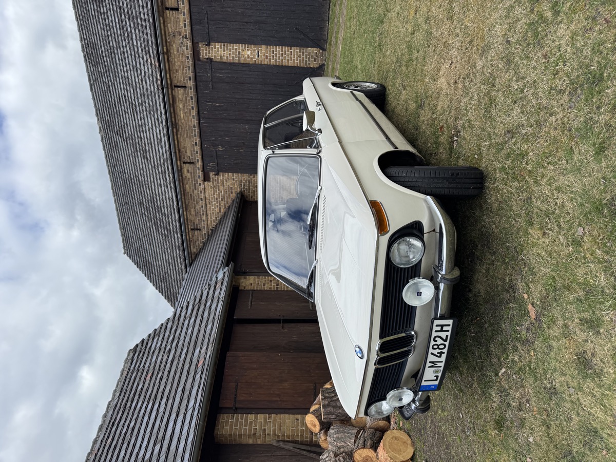 BMW 2002 am Bauernhaus, Dreiviertelansicht
